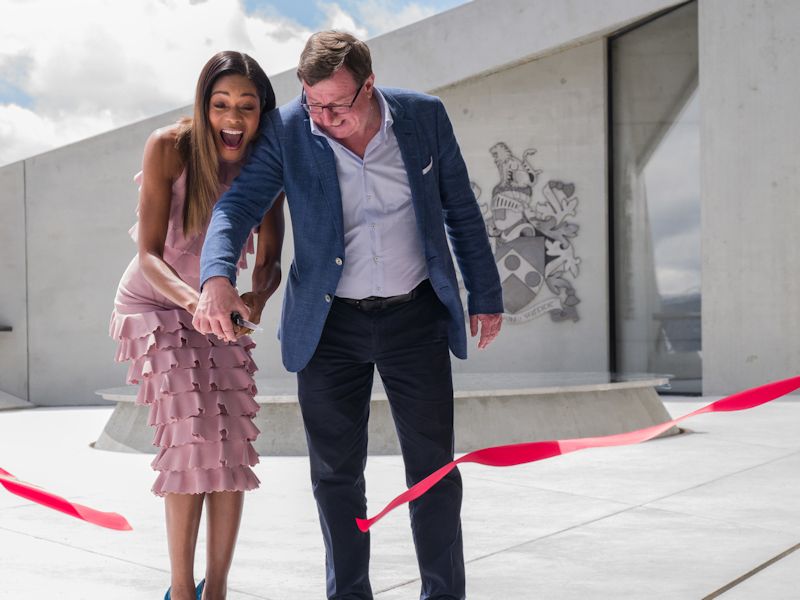 Naomie Harris eröffnet gemeinsam mit Jakob Falkner 007 ELEMENTS