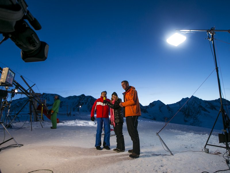 RTL-Wetterchef Christian Häckl, RTL-Wetterfee Eva Imhof und Björn Alexander (n-tv, v.l.) "wetterten" am 11. Internationalen Wettergipfel in Obergurgl-Hochgurgl live von der Hohen Mut auf 2670m